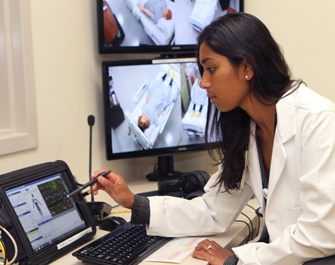 Provider viewing a scan on a computer screen